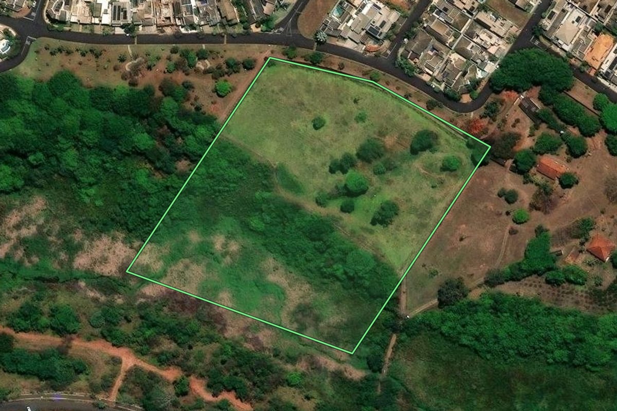 Imagem de satélite do imóvel rural em São José do Rio Preto (SP), com o contorno declarado no CAR desenhado por cima.