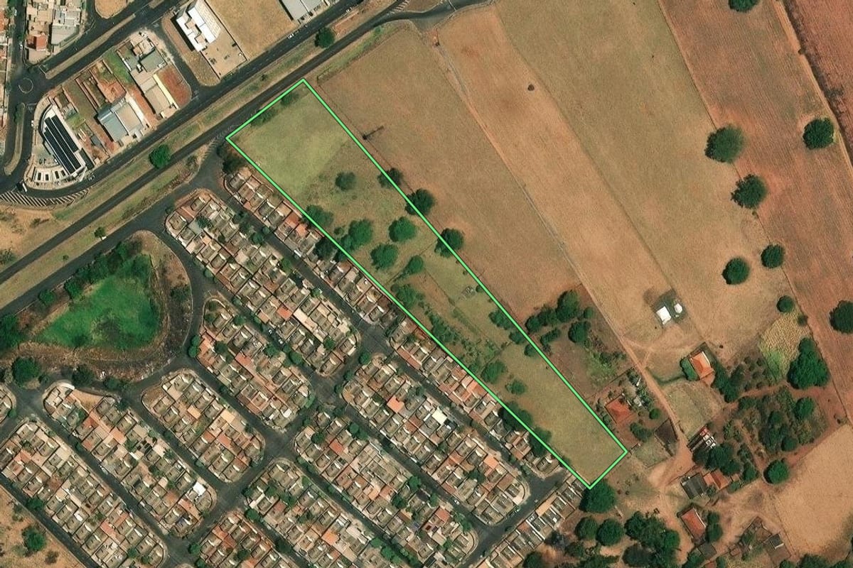 Imagem de satélite do imóvel rural em São José do Rio Preto (SP), com o contorno declarado no CAR desenhado por cima.