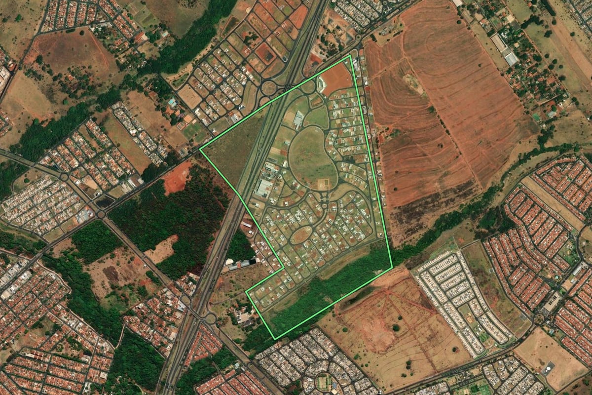 Imagem de satélite do imóvel rural em São José do Rio Preto (SP), com o contorno declarado no CAR desenhado por cima.