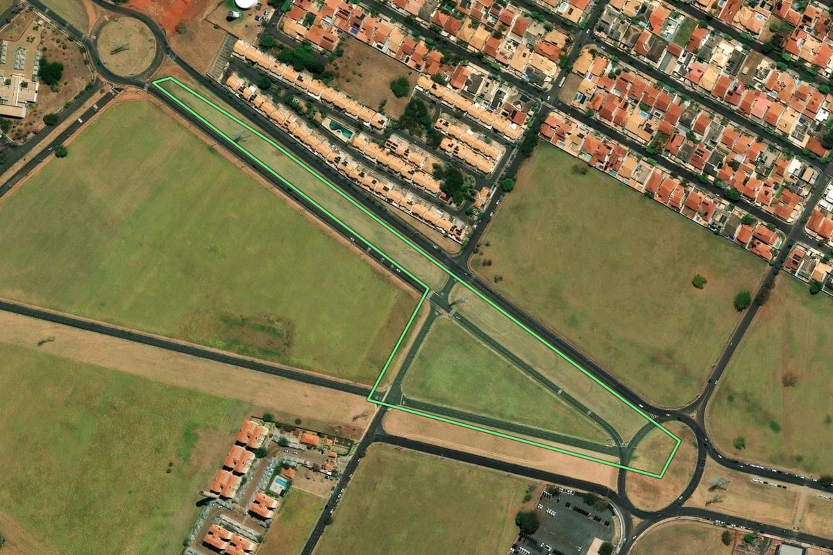 Imagem de satélite do imóvel rural em São José do Rio Preto (SP), com o contorno declarado no CAR desenhado por cima.