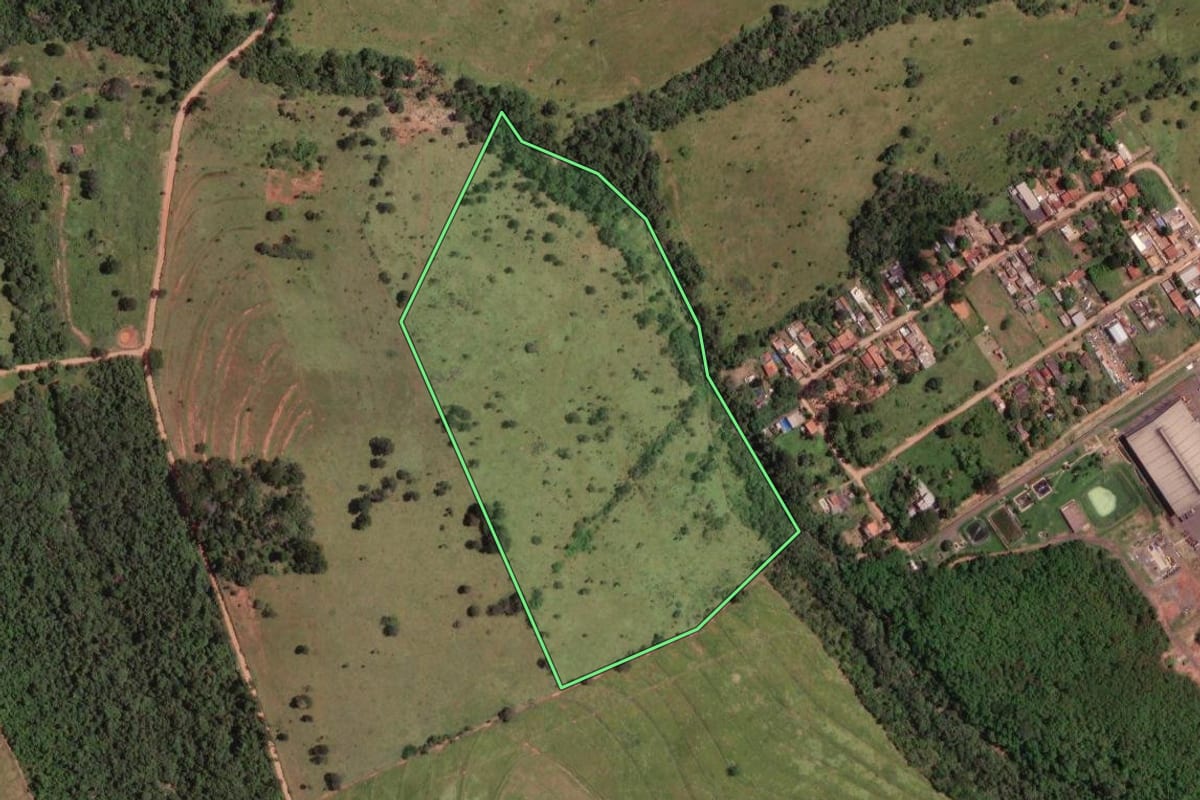 Imagem de satélite do imóvel rural em São José do Rio Preto (SP), com o contorno declarado no CAR desenhado por cima.