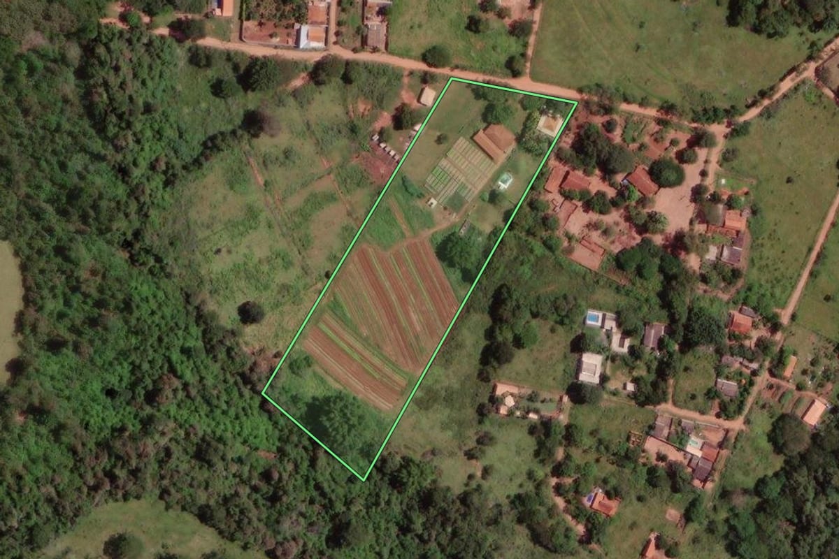 Imagem de satélite do imóvel rural em São José do Rio Preto (SP), com o contorno declarado no CAR desenhado por cima.