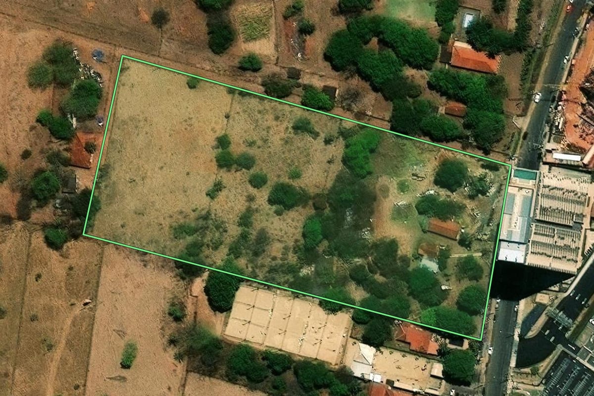 Imagem de satélite do imóvel rural em São José do Rio Preto (SP), com o contorno declarado no CAR desenhado por cima.
