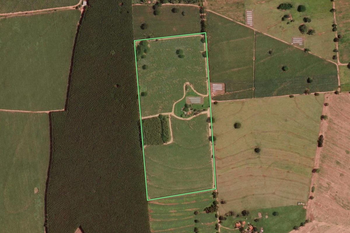 Imagem de satélite do imóvel rural em São José do Rio Preto (SP), com o contorno declarado no CAR desenhado por cima.
