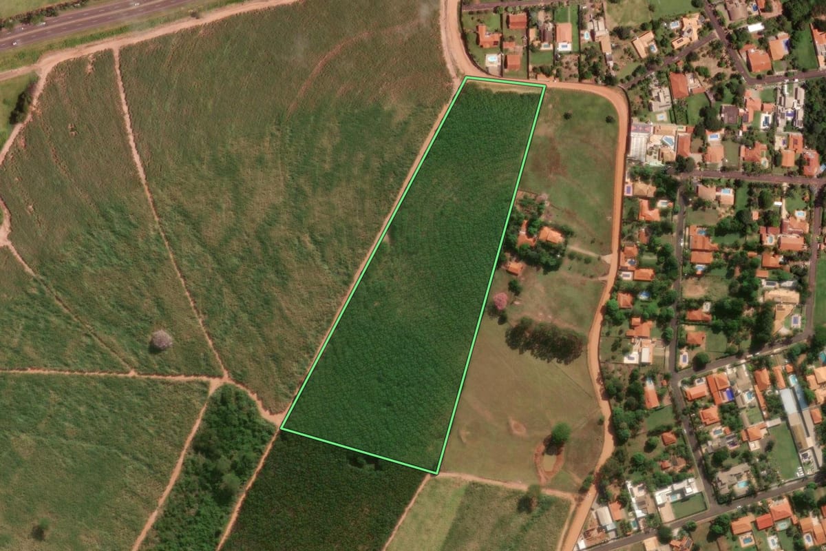 Imagem de satélite do imóvel rural em São José do Rio Preto (SP), com o contorno declarado no CAR desenhado por cima.