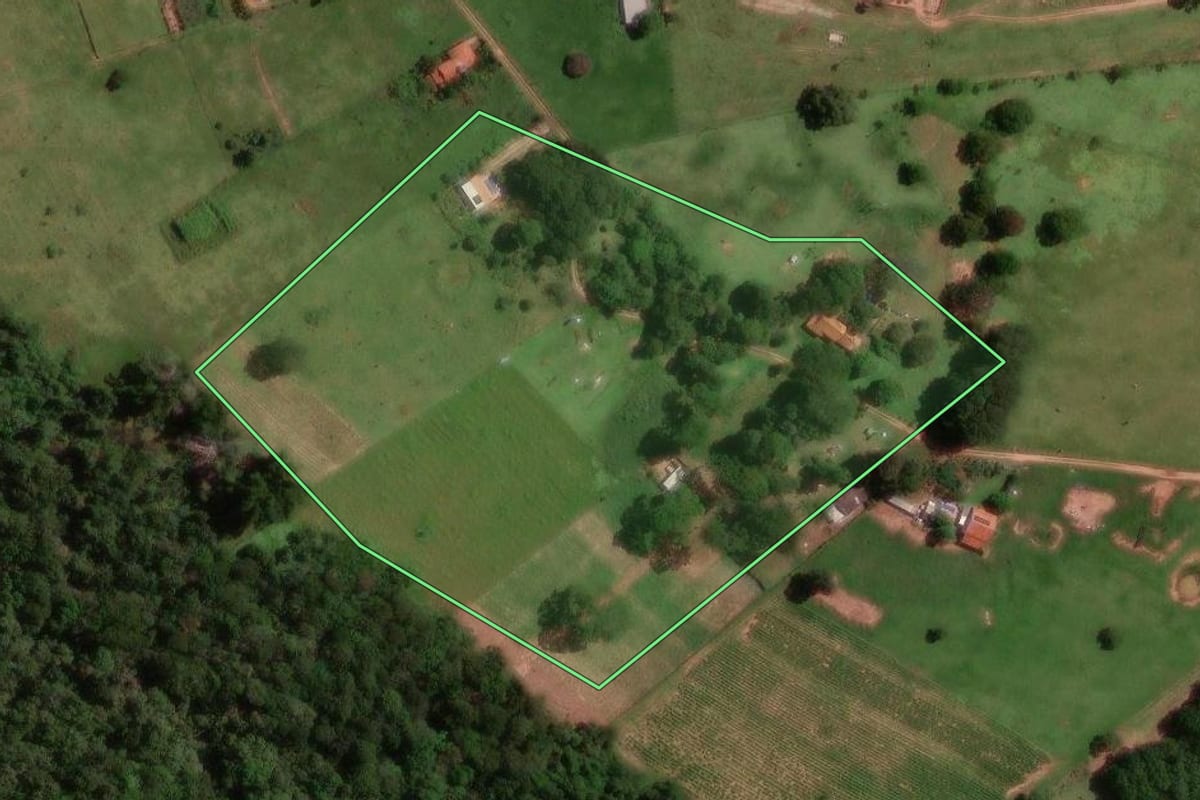 Imagem de satélite do imóvel rural em São José do Rio Preto (SP), com o contorno declarado no CAR desenhado por cima.