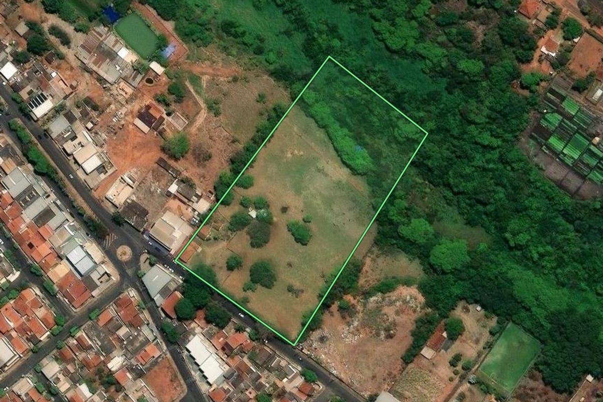 Imagem de satélite do imóvel rural em São José do Rio Preto (SP), com o contorno declarado no CAR desenhado por cima.
