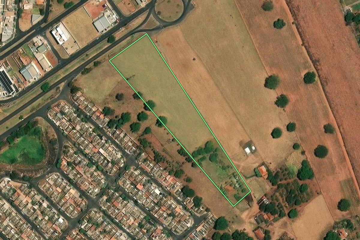 Imagem de satélite do imóvel rural em São José do Rio Preto (SP), com o contorno declarado no CAR desenhado por cima.