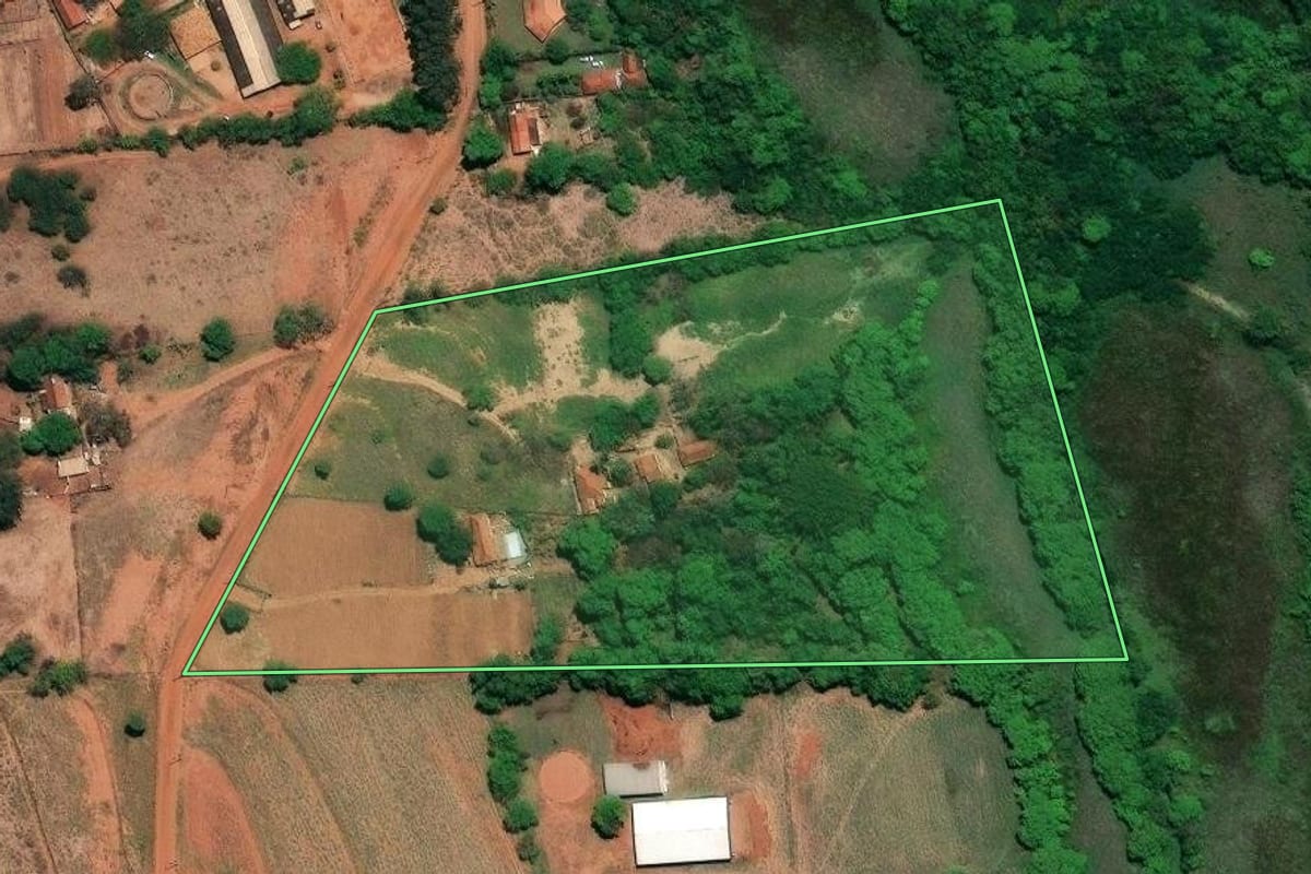 Imagem de satélite do imóvel rural em São José do Rio Preto (SP), com o contorno declarado no CAR desenhado por cima.