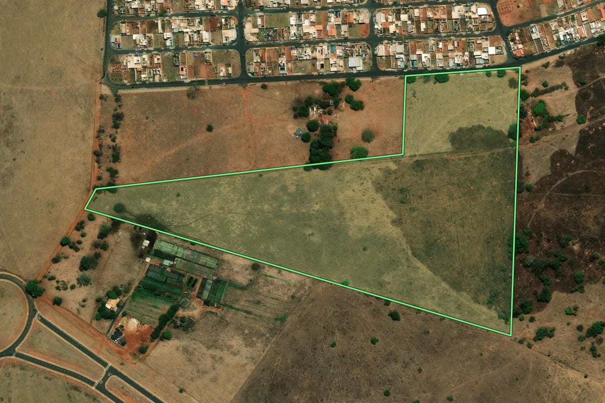 Imagem de satélite do imóvel rural em São José do Rio Preto (SP), com o contorno declarado no CAR desenhado por cima.