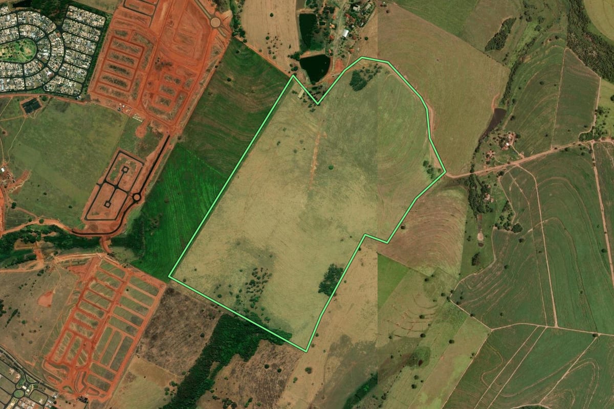 Imagem de satélite do imóvel rural em São José do Rio Preto (SP), com o contorno declarado no CAR desenhado por cima.