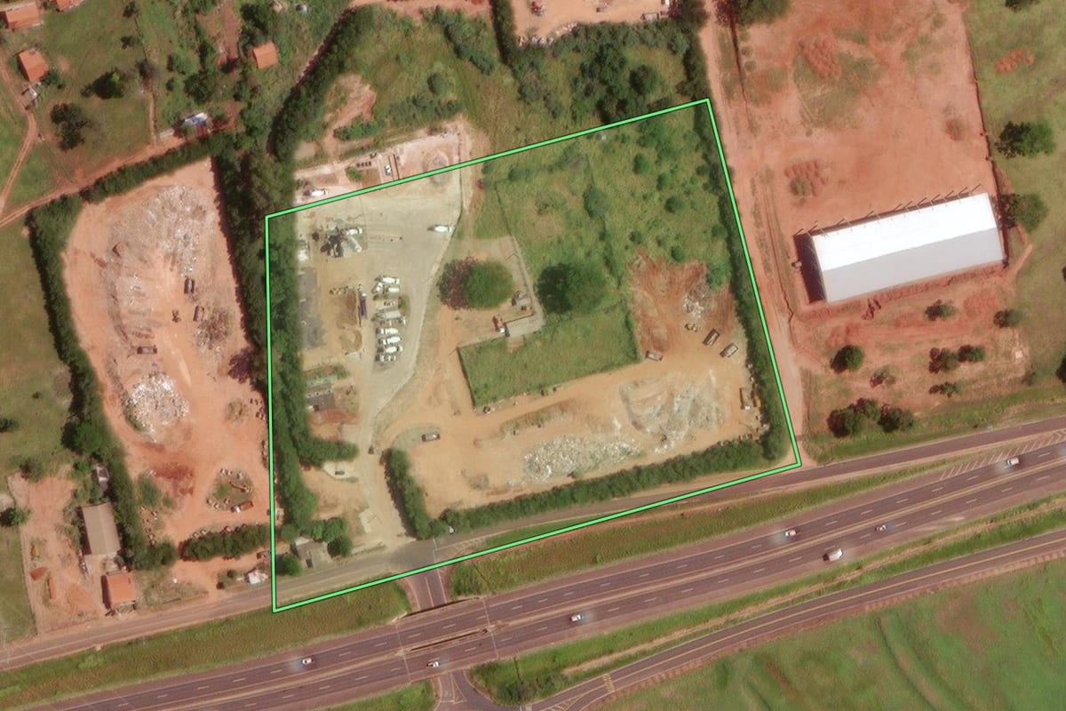 Imagem de satélite do imóvel rural em São José do Rio Preto (SP), com o contorno declarado no CAR desenhado por cima.