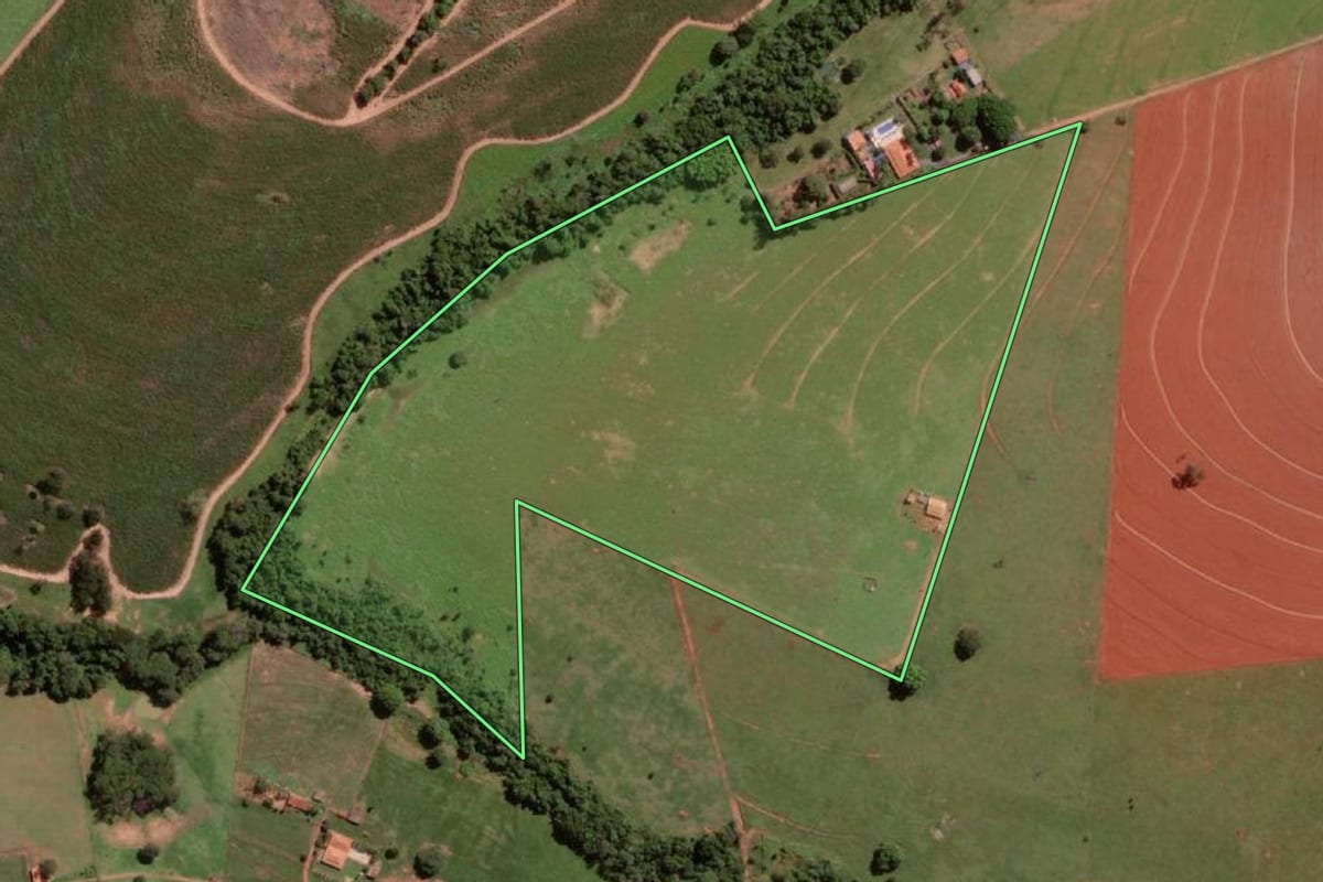 Imagem de satélite do imóvel rural em São José do Rio Preto (SP), com o contorno declarado no CAR desenhado por cima.