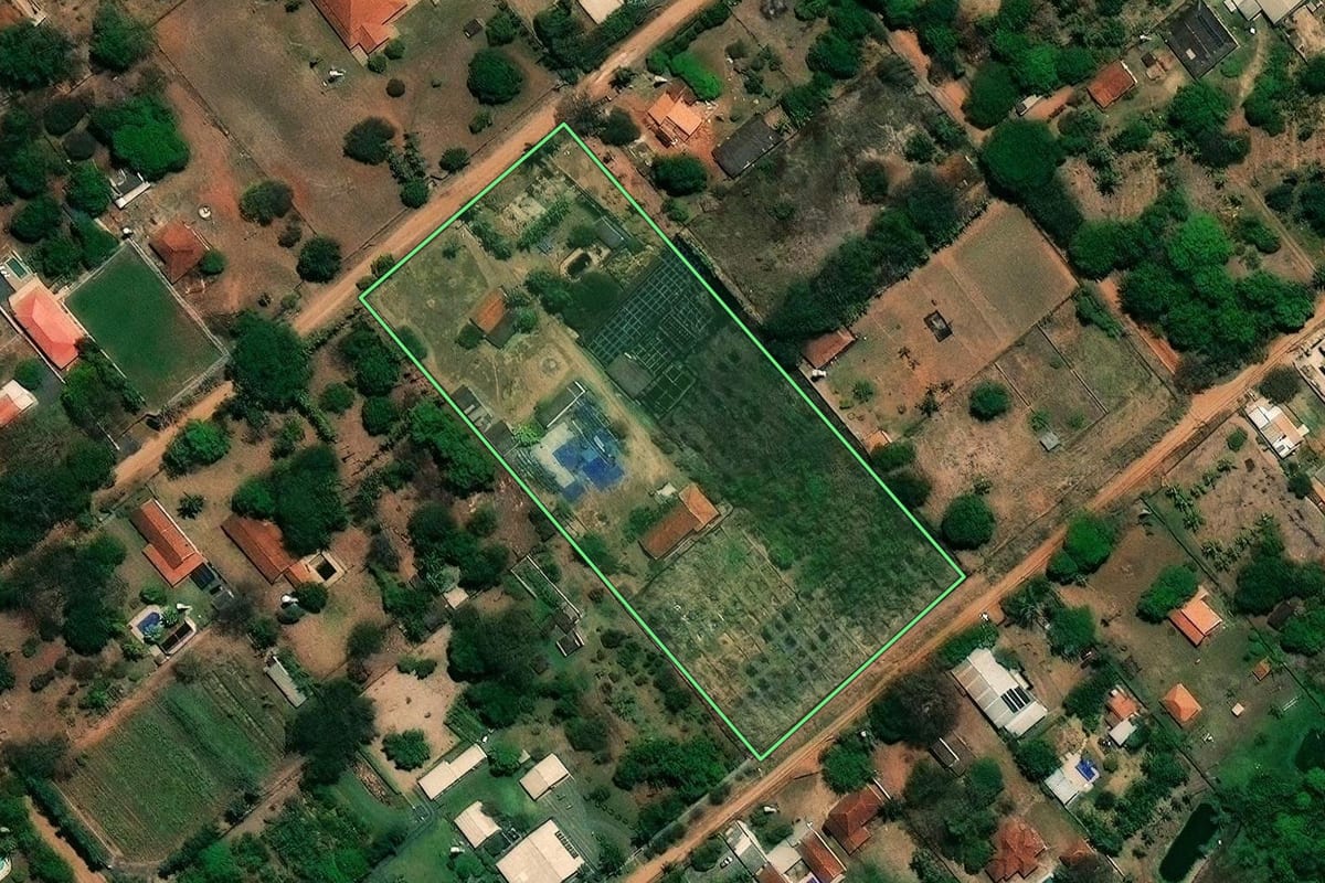 Imagem de satélite do imóvel rural em São José do Rio Preto (SP), com o contorno declarado no CAR desenhado por cima.