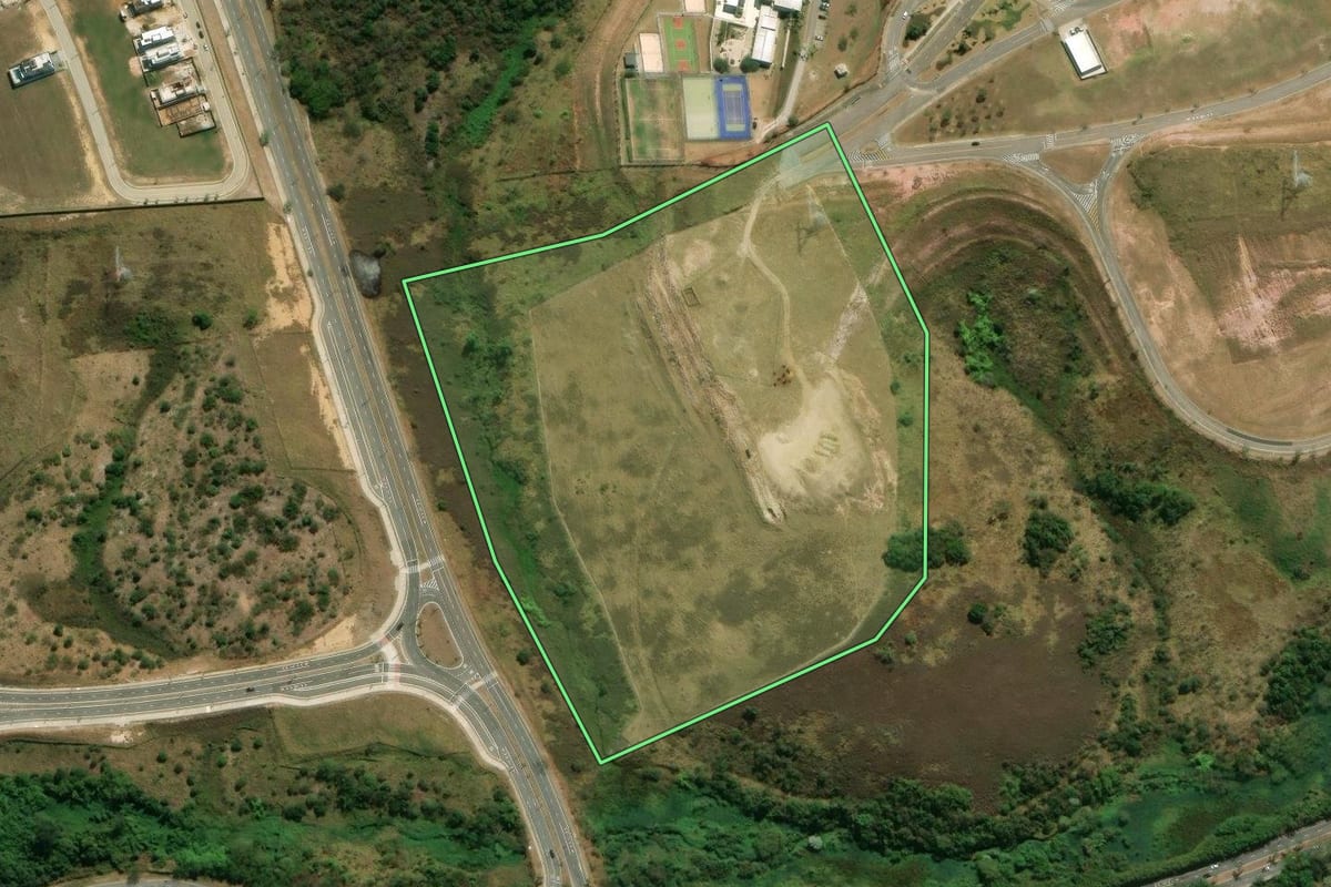 Imagem de satélite do imóvel rural em São José dos Campos (SP), com o contorno declarado no CAR desenhado por cima.