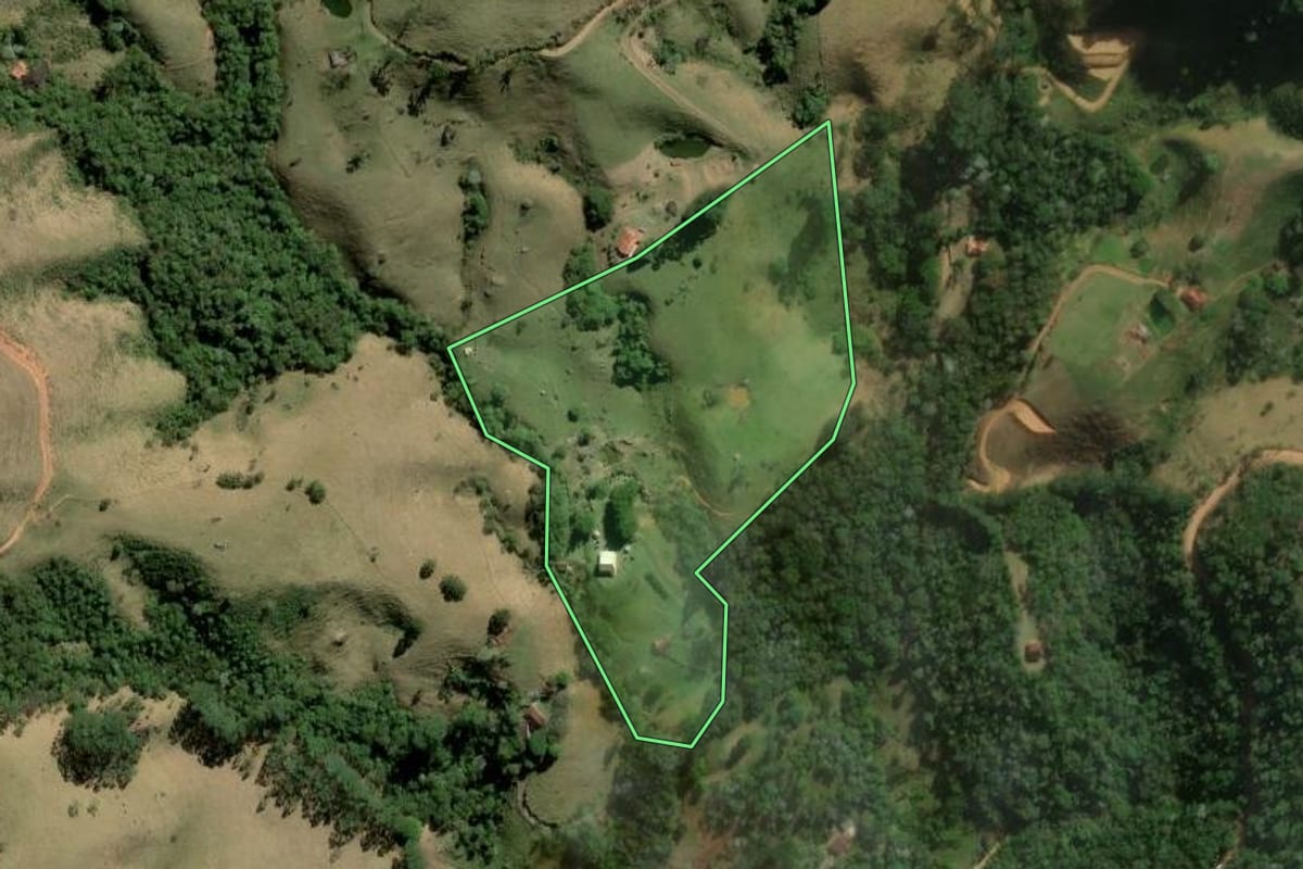 Imagem de satélite do imóvel rural em São José dos Campos (SP), com o contorno declarado no CAR desenhado por cima.