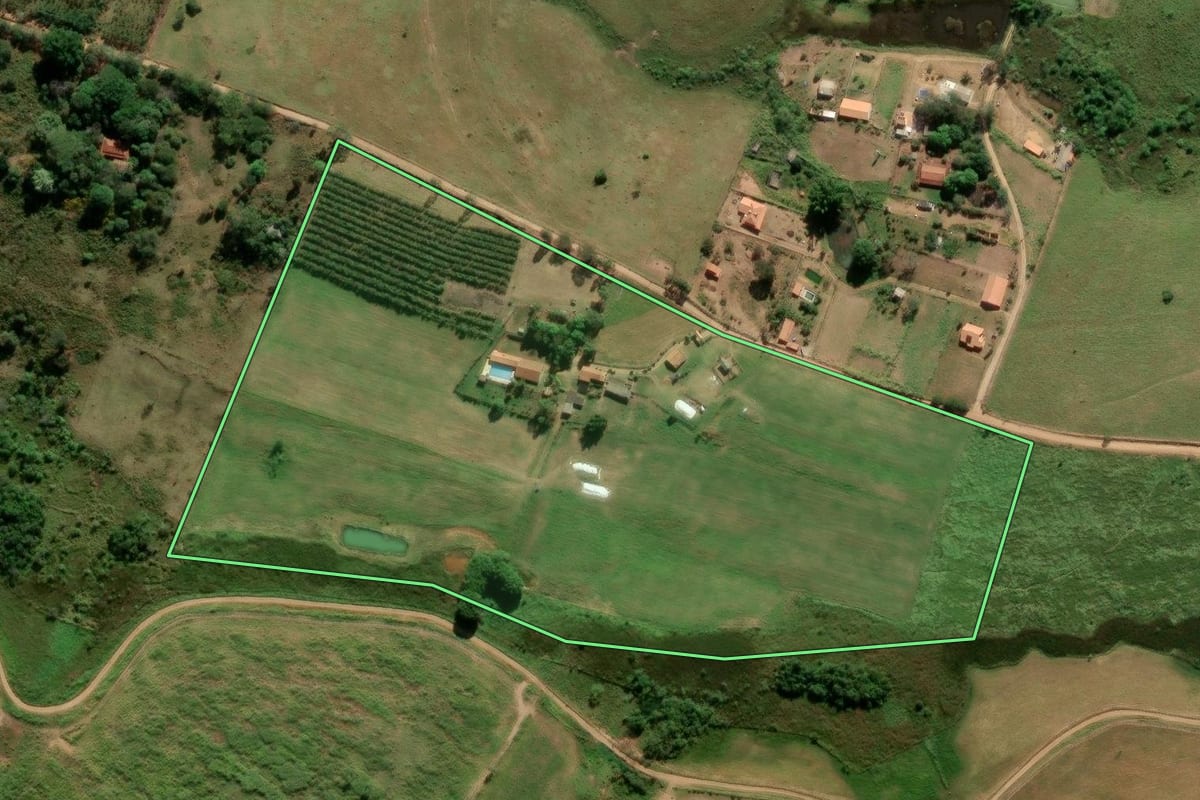 Imagem de satélite do imóvel rural em São José dos Campos (SP), com o contorno declarado no CAR desenhado por cima.