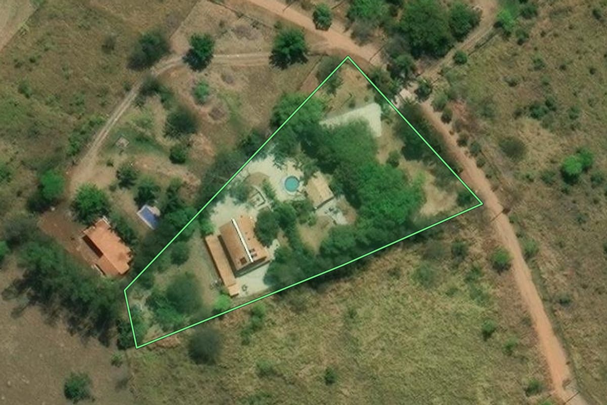 Imagem de satélite do imóvel rural em São José dos Campos (SP), com o contorno declarado no CAR desenhado por cima.
