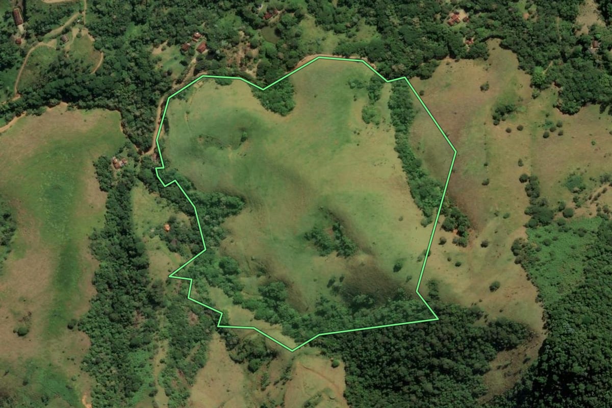 Imagem de satélite do imóvel rural em São José dos Campos (SP), com o contorno declarado no CAR desenhado por cima.