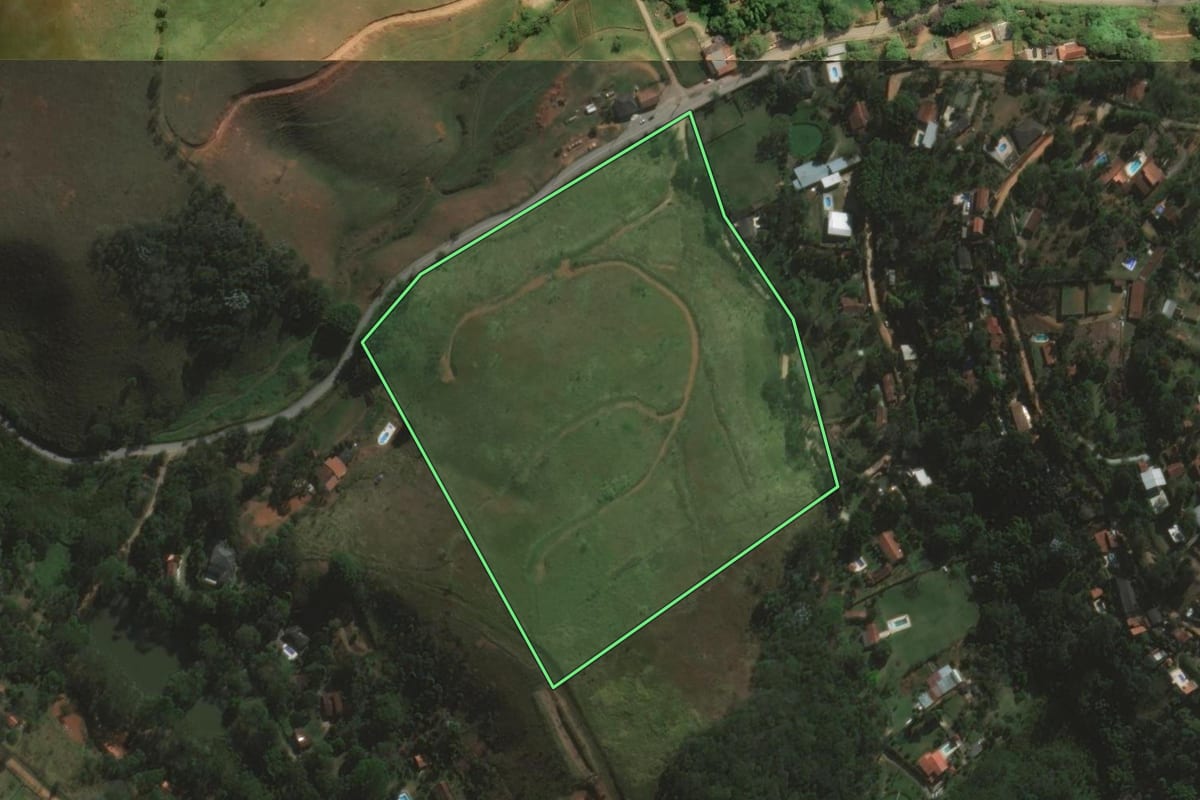 Imagem de satélite do imóvel rural em São José dos Campos (SP), com o contorno declarado no CAR desenhado por cima.