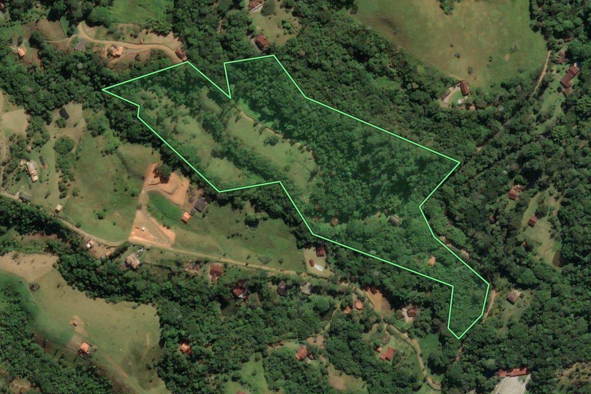 Imagem de satélite do imóvel rural em São José dos Campos (SP), com o contorno declarado no CAR desenhado por cima.