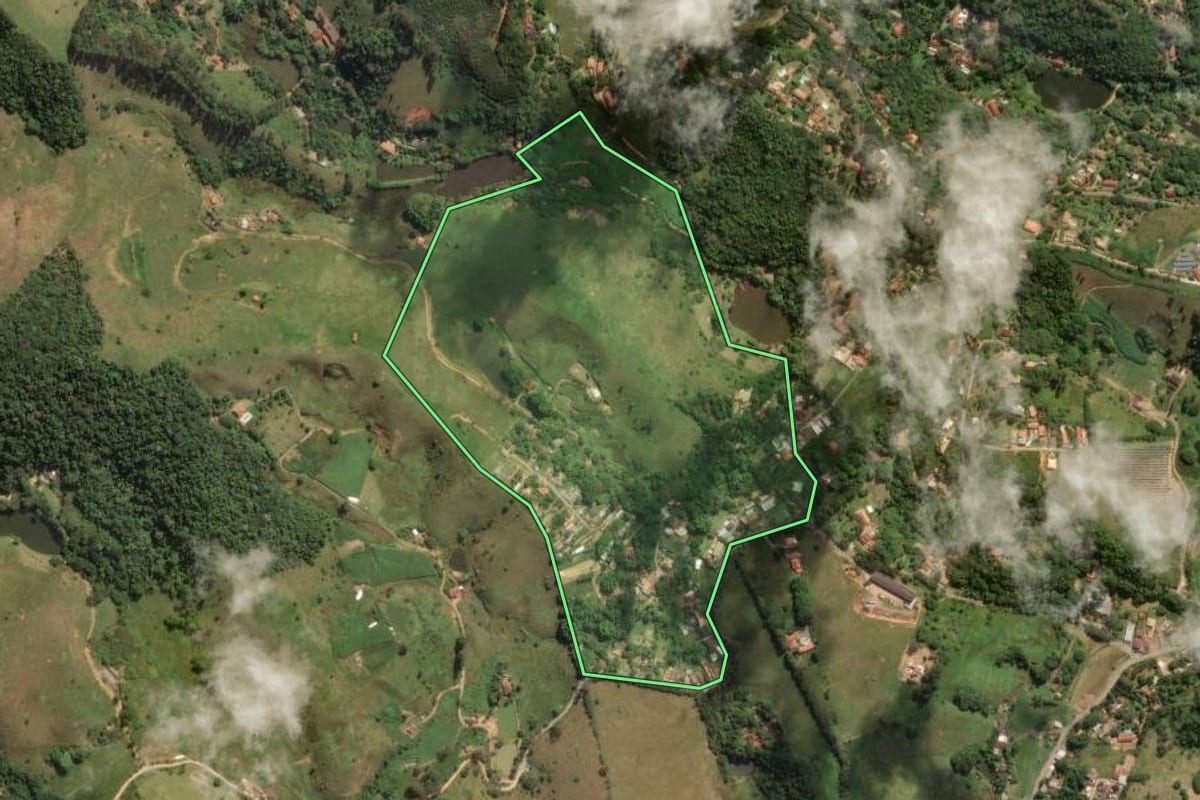 Imagem de satélite do imóvel rural em São José dos Campos (SP), com o contorno declarado no CAR desenhado por cima.