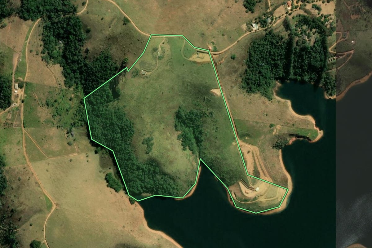 Imagem de satélite do imóvel rural em São José dos Campos (SP), com o contorno declarado no CAR desenhado por cima.
