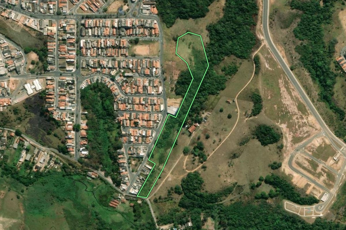 Imagem de satélite do imóvel rural em São José dos Campos (SP), com o contorno declarado no CAR desenhado por cima.