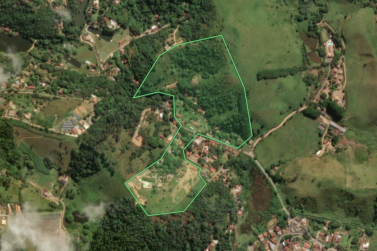 Imagem de satélite do imóvel rural em São José dos Campos (SP), com o contorno declarado no CAR desenhado por cima.