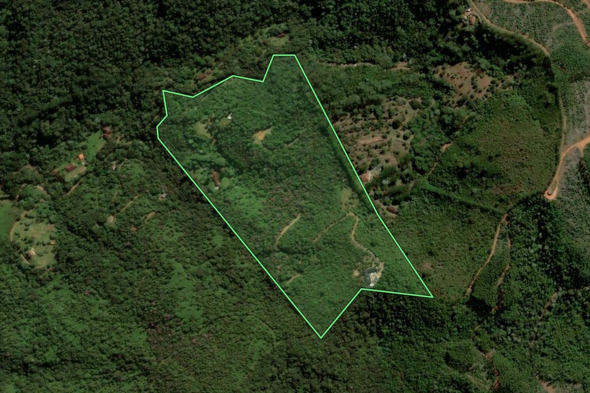 Imagem de satélite do imóvel rural em São José dos Campos (SP), com o contorno declarado no CAR desenhado por cima.