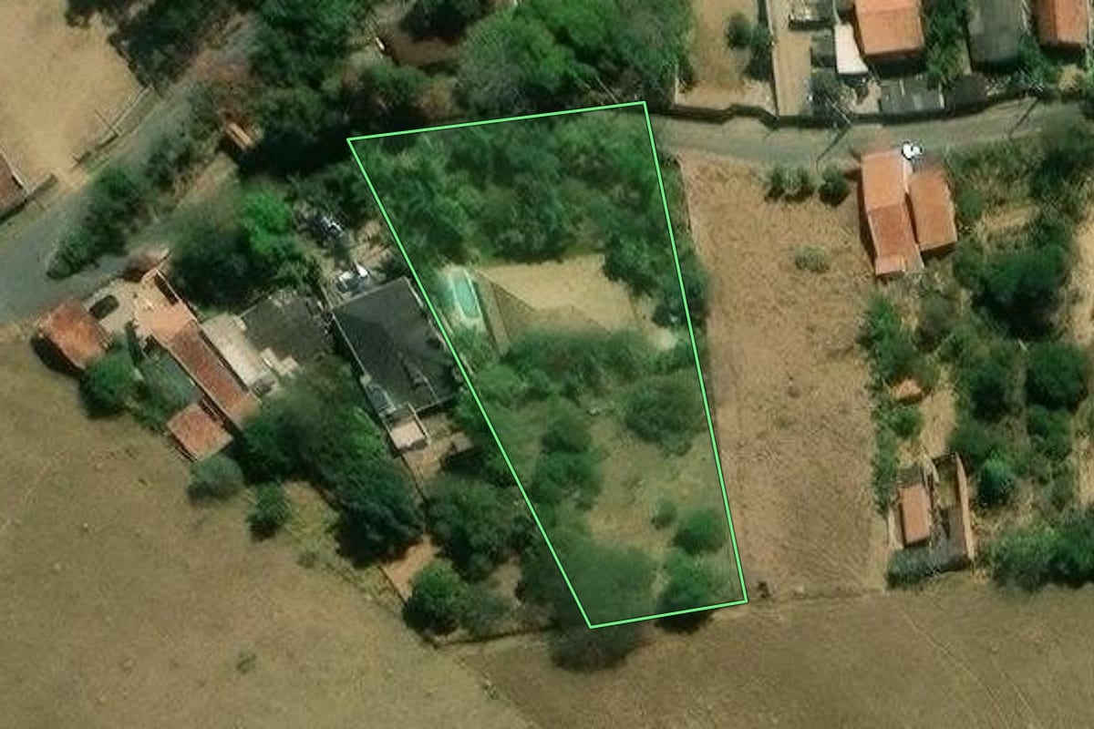 Imagem de satélite do imóvel rural em São José dos Campos (SP), com o contorno declarado no CAR desenhado por cima.