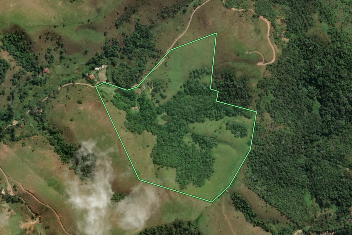 Imagem de satélite do imóvel rural em São José dos Campos (SP), com o contorno declarado no CAR desenhado por cima.