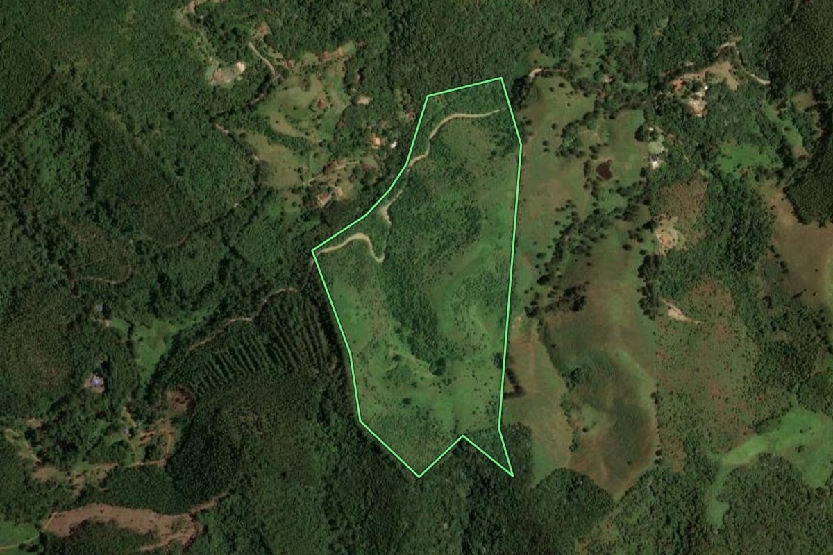 Imagem de satélite do imóvel rural em São José dos Campos (SP), com o contorno declarado no CAR desenhado por cima.