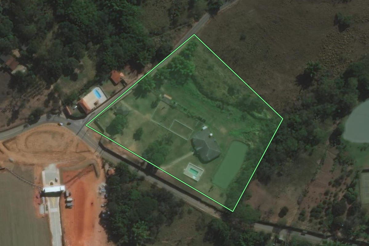 Imagem de satélite do imóvel rural em São José dos Campos (SP), com o contorno declarado no CAR desenhado por cima.