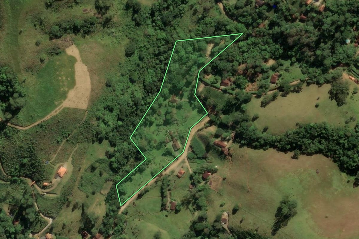 Imagem de satélite do imóvel rural em São José dos Campos (SP), com o contorno declarado no CAR desenhado por cima.