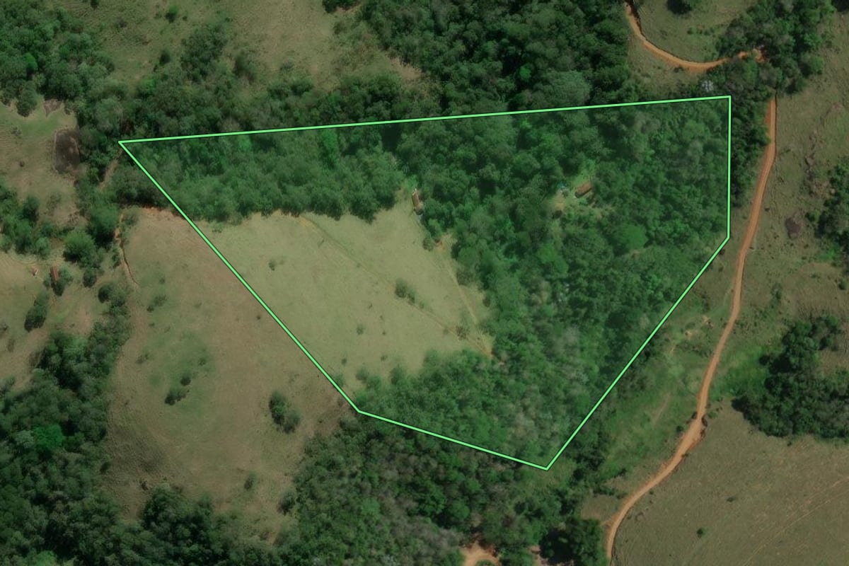 Imagem de satélite do imóvel rural em São José dos Campos (SP), com o contorno declarado no CAR desenhado por cima.
