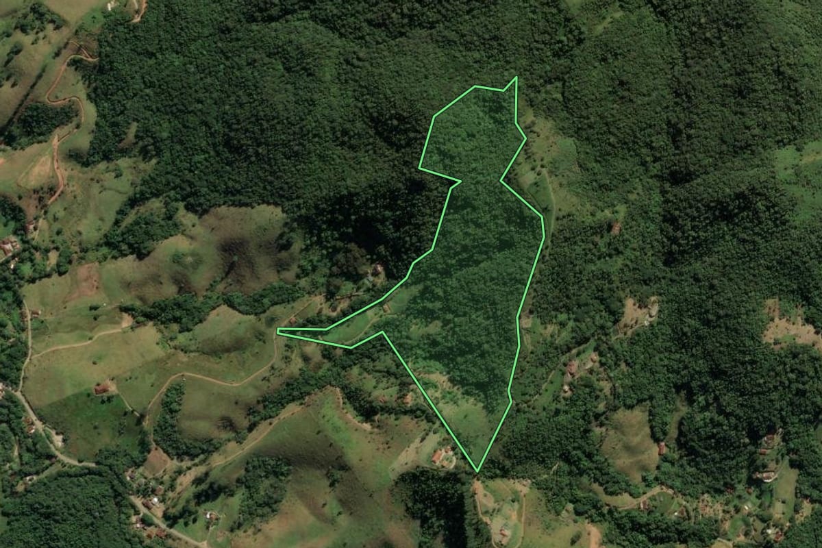 Imagem de satélite do imóvel rural em São José dos Campos (SP), com o contorno declarado no CAR desenhado por cima.
