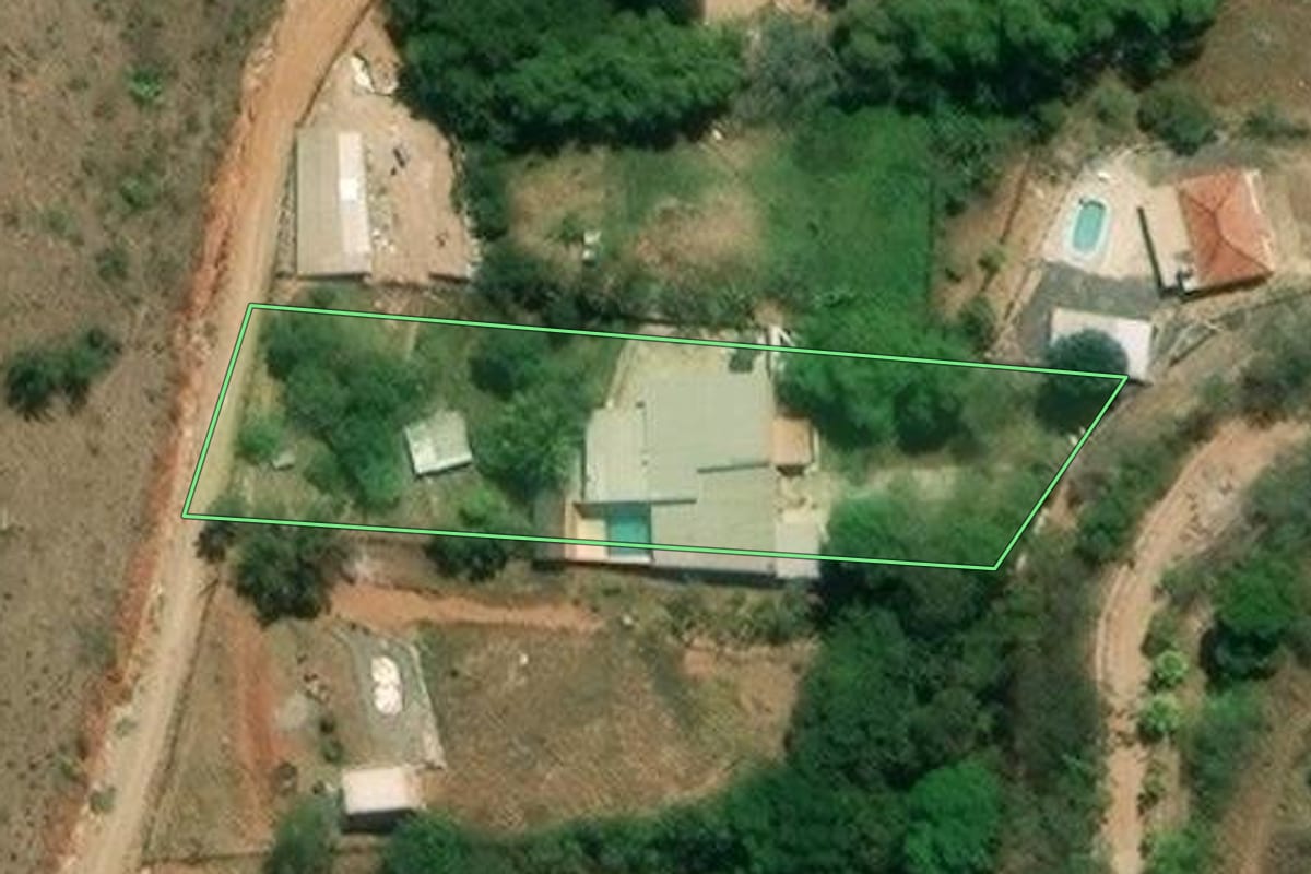 Imagem de satélite do imóvel rural em São José dos Campos (SP), com o contorno declarado no CAR desenhado por cima.