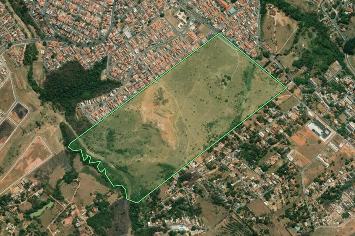 Imagem de satélite do imóvel rural em São José dos Campos (SP), com o contorno declarado no CAR desenhado por cima.