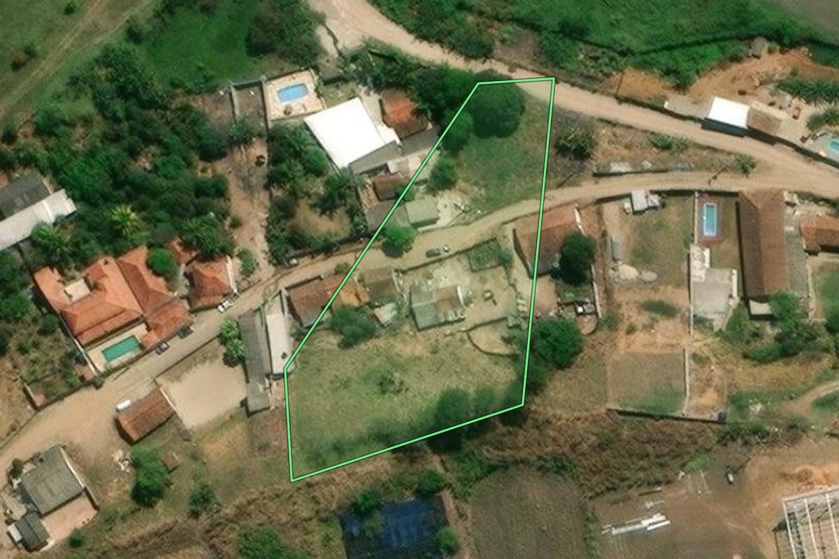 Imagem de satélite do imóvel rural em São José dos Campos (SP), com o contorno declarado no CAR desenhado por cima.