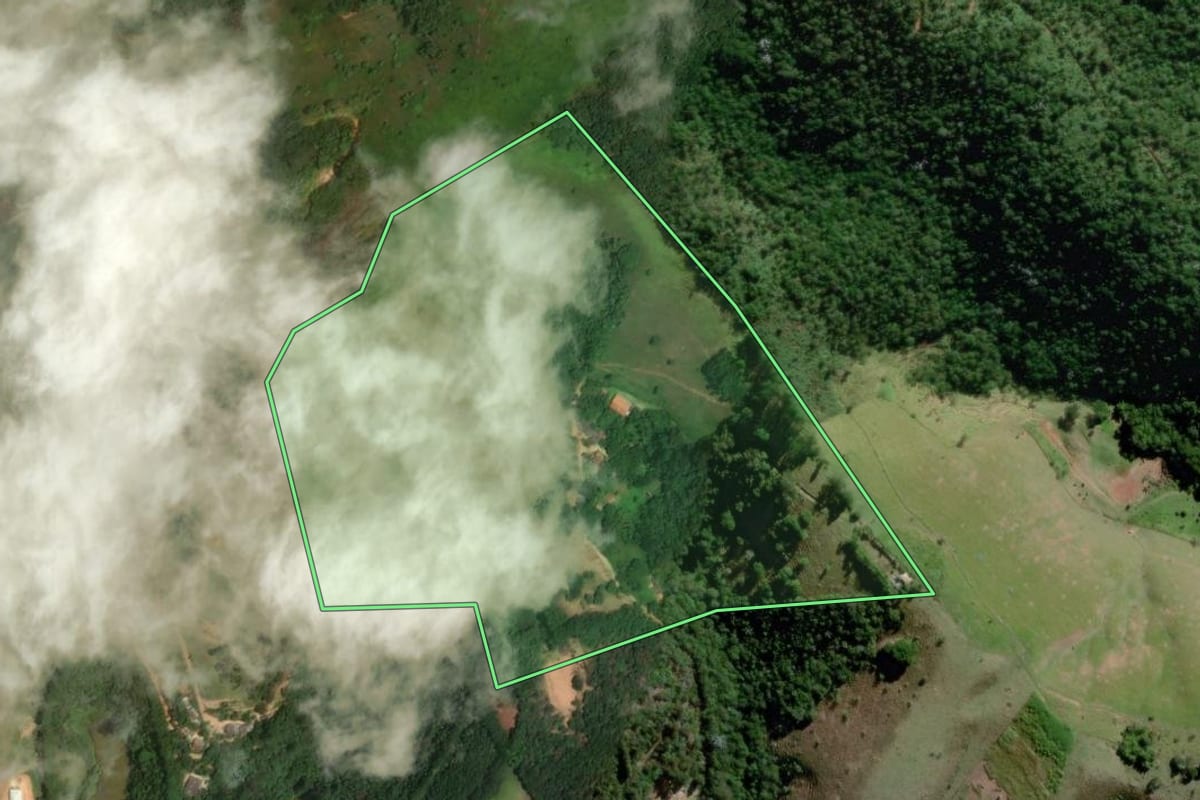 Imagem de satélite do imóvel rural em São José dos Campos (SP), com o contorno declarado no CAR desenhado por cima.