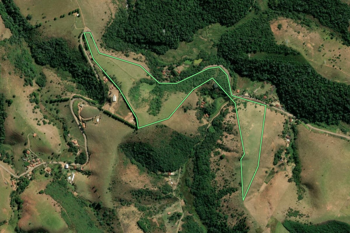 Imagem de satélite do imóvel rural em São José dos Campos (SP), com o contorno declarado no CAR desenhado por cima.