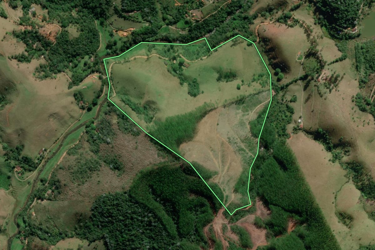 Imagem de satélite do imóvel rural em São José dos Campos (SP), com o contorno declarado no CAR desenhado por cima.