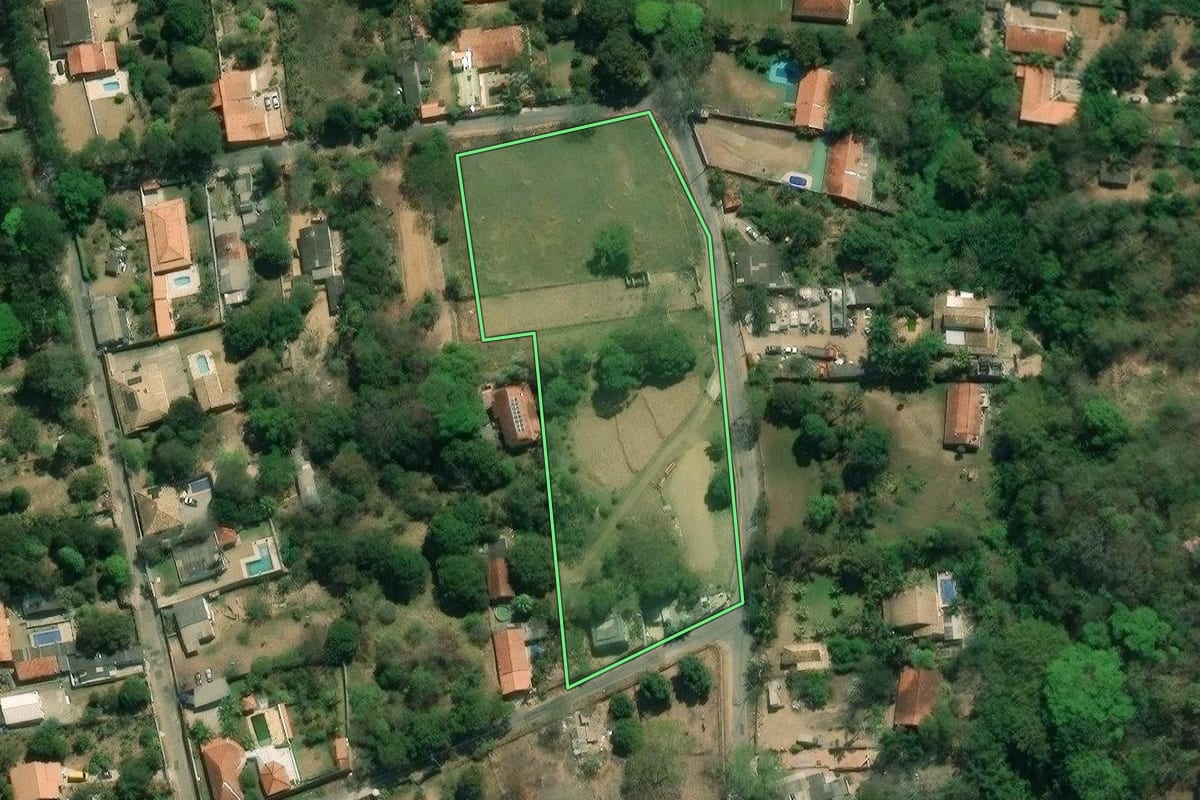 Imagem de satélite do imóvel rural em São José dos Campos (SP), com o contorno declarado no CAR desenhado por cima.