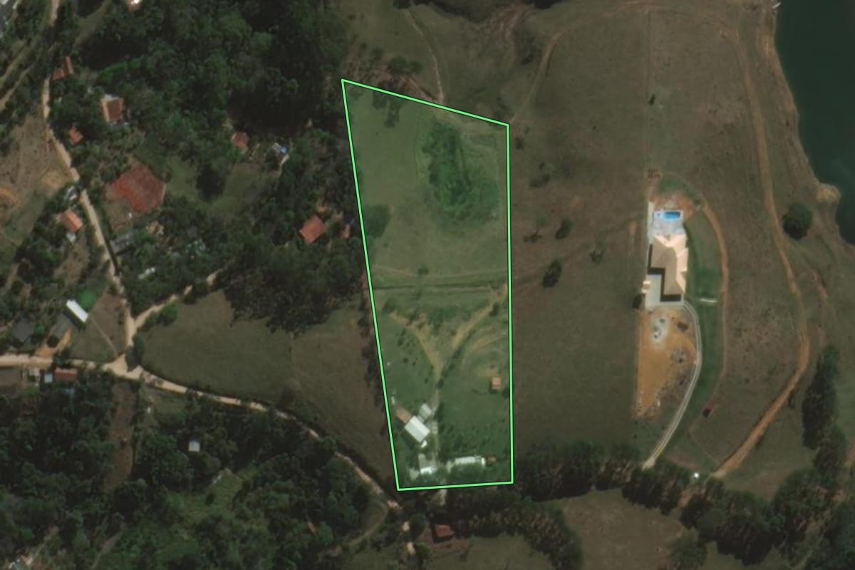 Imagem de satélite do imóvel rural em São José dos Campos (SP), com o contorno declarado no CAR desenhado por cima.