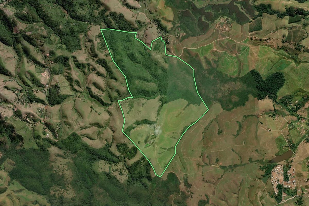 Imagem de satélite do imóvel rural em São José dos Campos (SP), com o contorno declarado no CAR desenhado por cima.