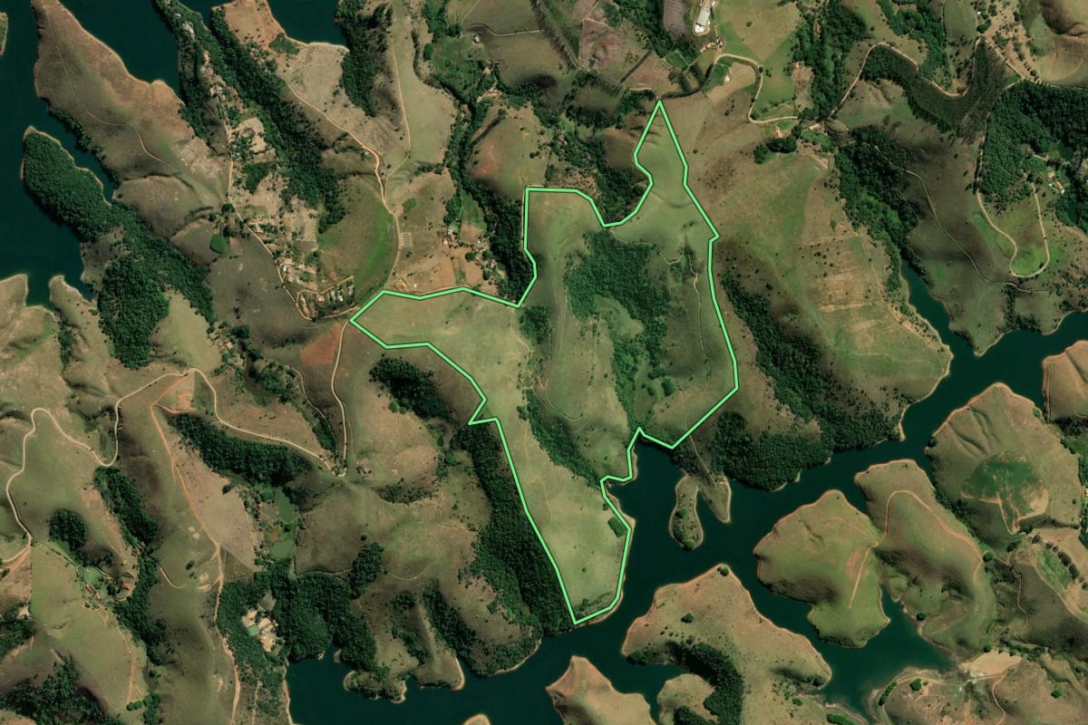 Imagem de satélite do imóvel rural em São José dos Campos (SP), com o contorno declarado no CAR desenhado por cima.