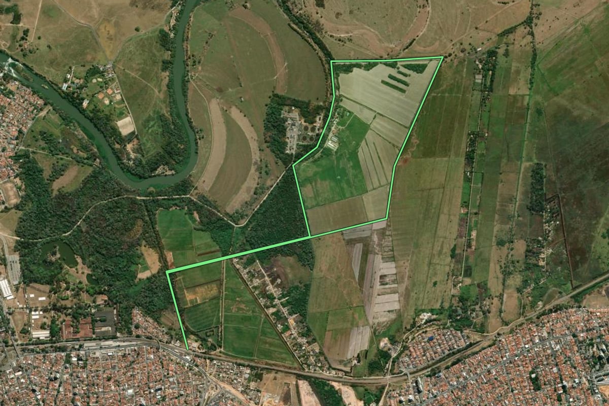 Imagem de satélite do imóvel rural em São José dos Campos (SP), com o contorno declarado no CAR desenhado por cima.