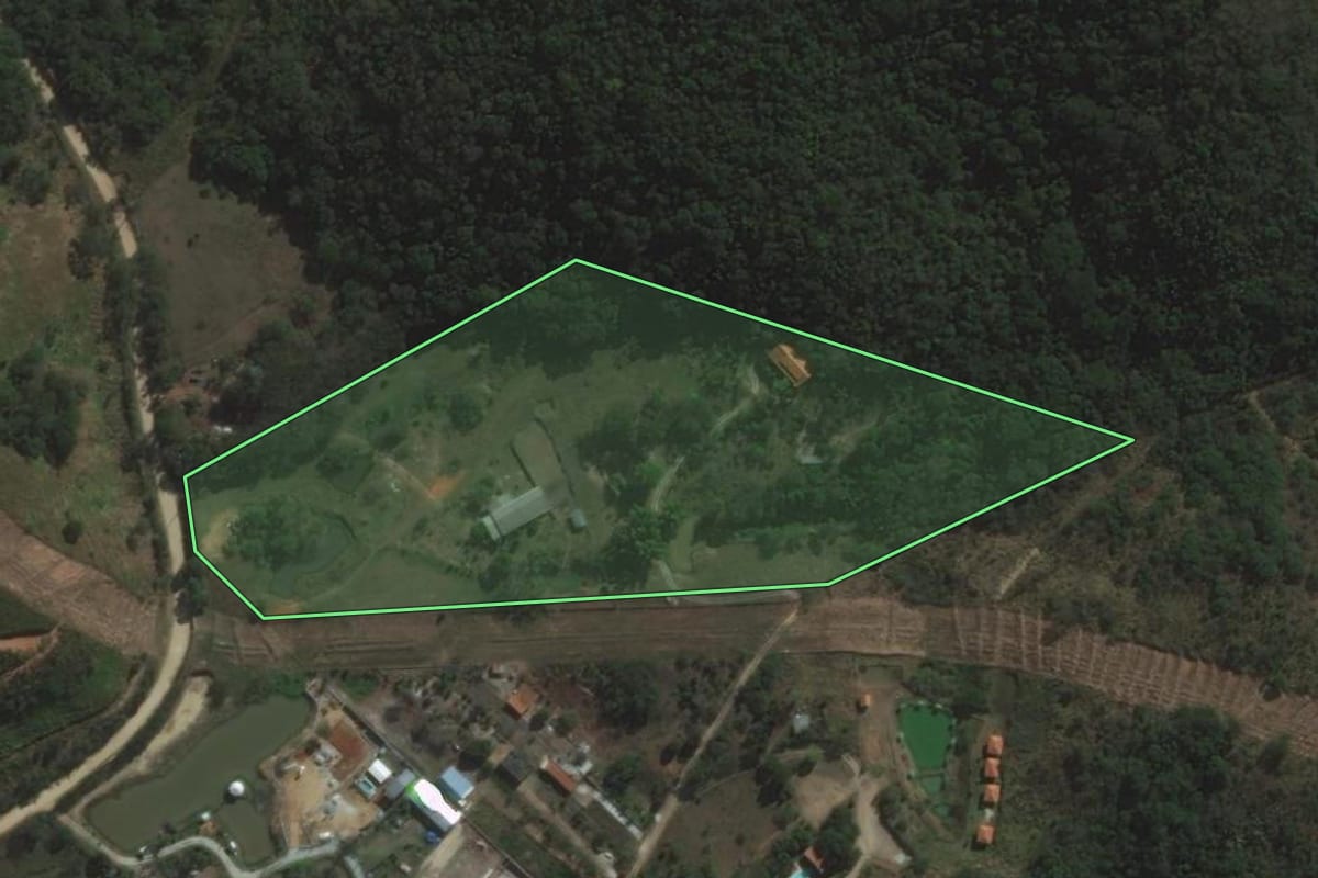 Imagem de satélite do imóvel rural em São José dos Campos (SP), com o contorno declarado no CAR desenhado por cima.