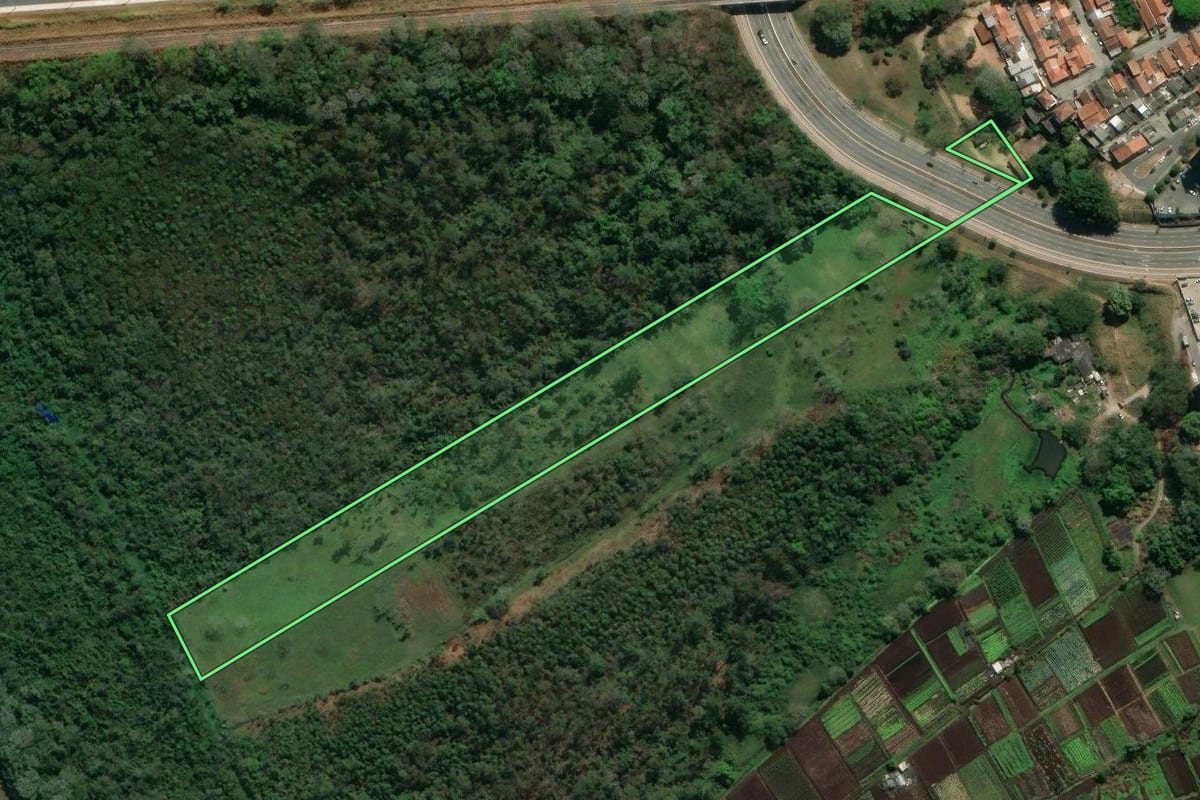 Imagem de satélite do imóvel rural em São José dos Campos (SP), com o contorno declarado no CAR desenhado por cima.